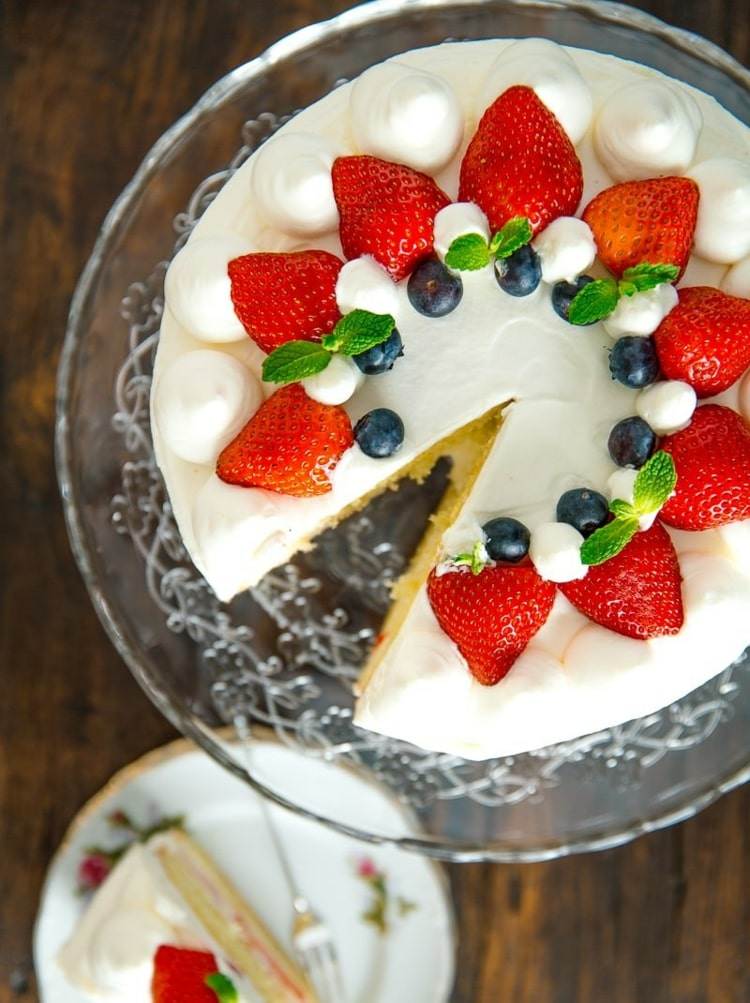 Polevu, celé jahody, čučoriedky a mätu poukladajte ako hviezdu