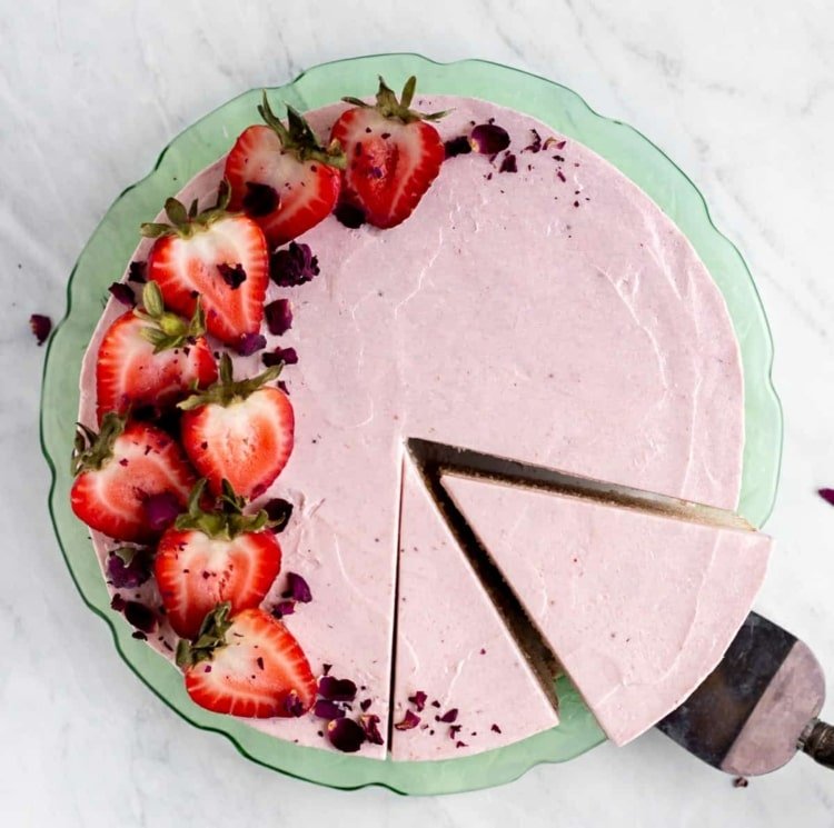 Jednoduchá jahodová ozdoba z polovice jahôd so zelenou