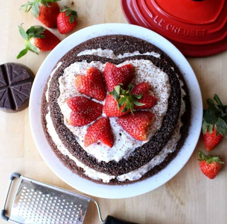 Jahodová dekorácia v podobe srdiečok k narodeninám, výročiu alebo na Valentína