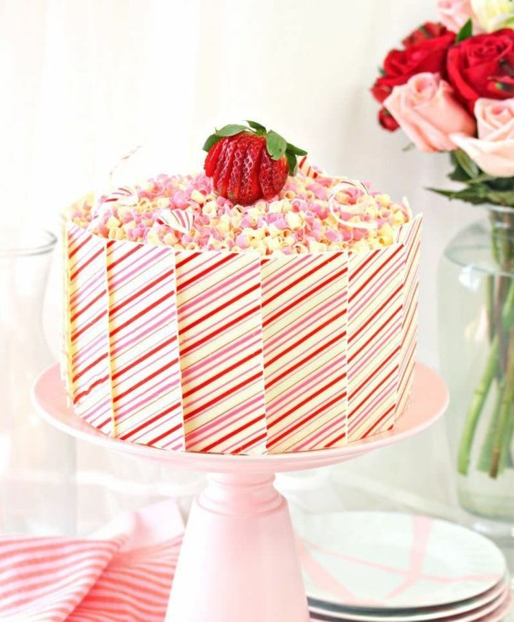 Farebná torta na Valentína s nakrájanou jahodou