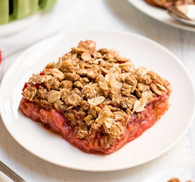 Upečte streusel koláč s ovocím a zeleninou a ovsenými vločkami