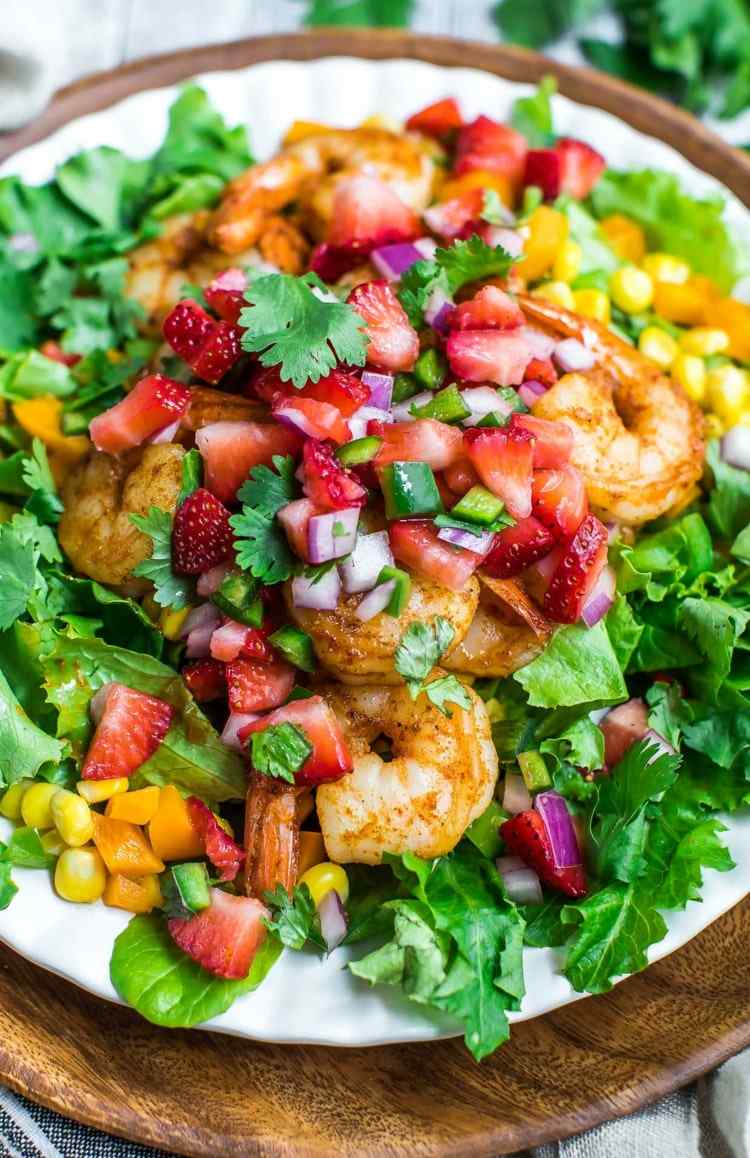 Jahodovú salsu podávajte s krevetami a šalátom