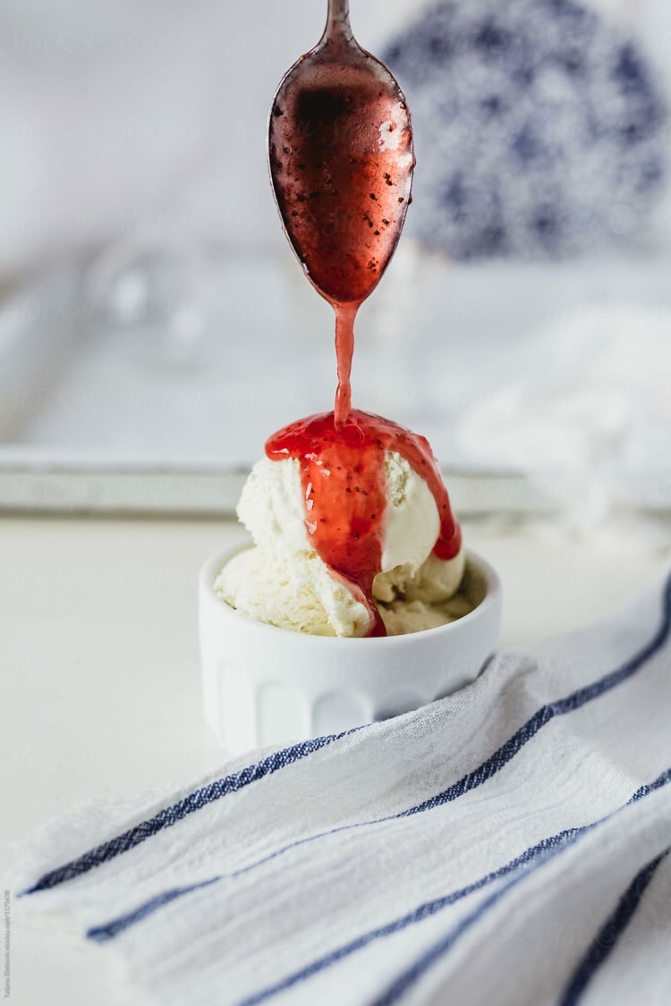 Sladká jahodová omáčka k dezertom s cukrom