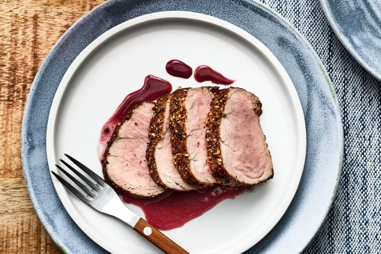 Jahodová omáčka s hovädzím filé s korením, jablčným octom a cibuľou