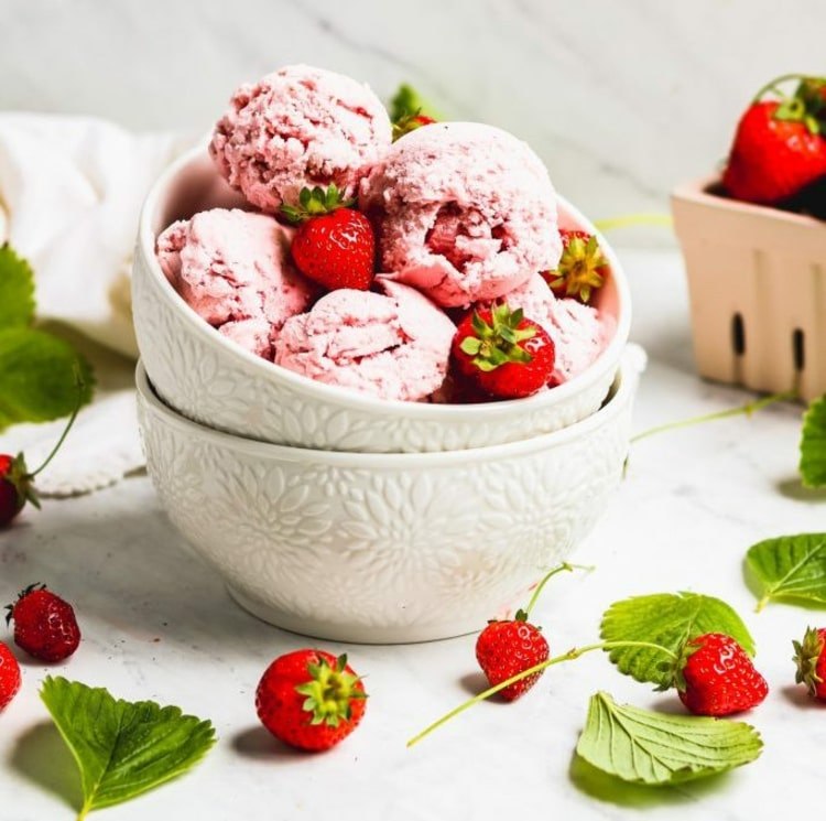 Vyrobte si jahodovú jemnú zmrzlinu sami v Thermomixe so šľahačkou