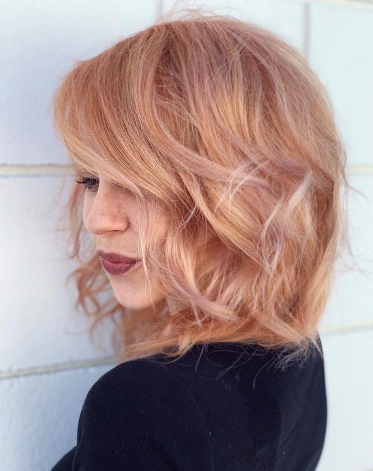 Blond vlasy s ružovými odleskami Trend jahodovej blond farby vlasov