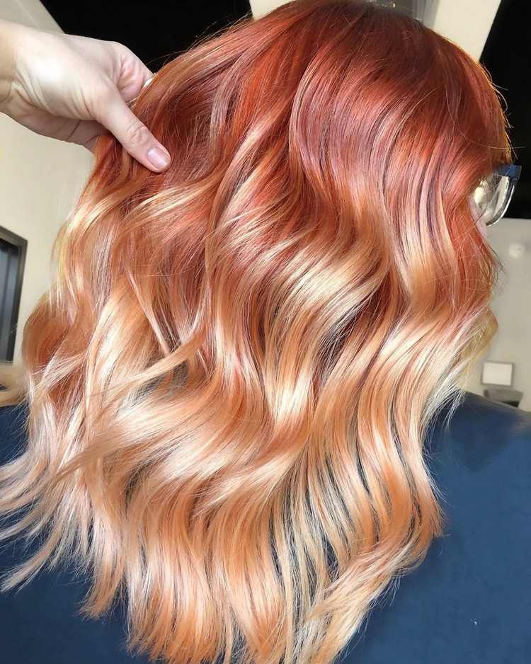 Blond vlasy v ombre vzhľade, jahodová blond farba vlasov