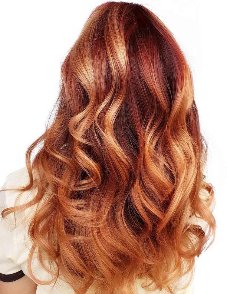 Blond vlasy s červenými odleskami, jahodová blond farba vlasov