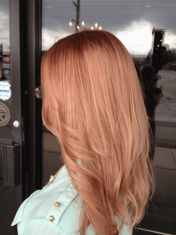 Trendy blond tónov 2021 jahodová blond farba vlasov