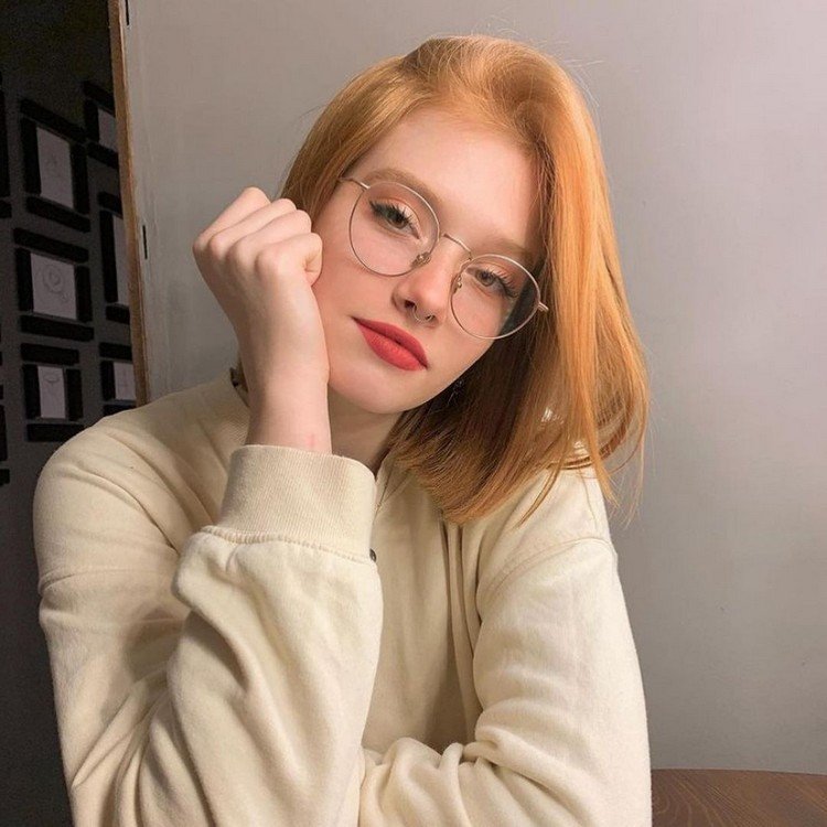 Trendy vo farbe vlasov Jar / leto 2021 Jahodový blond trend vlasov
