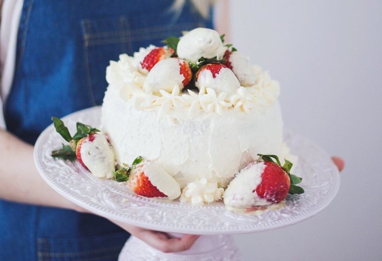 jahodovo-koláčový-recept-tradičný-obloha-podávaný-koláč-stojan-porcelán