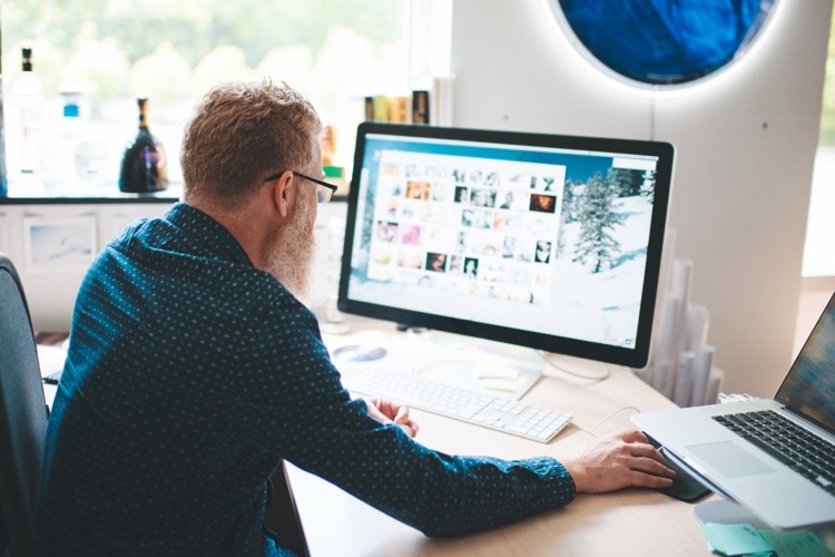 Ergonomická počítačová pracovná stanica v domácej kancelárii