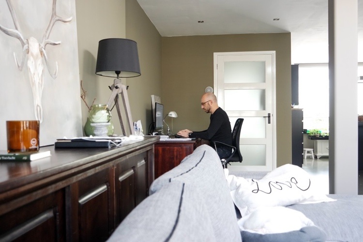 Integrujte pracovný priestor do obývačky a dbajte na ergonómiu