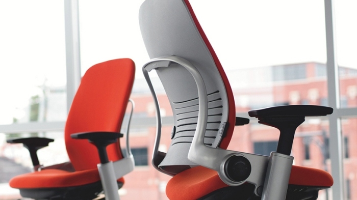ergonomická-kancelárska stolička-nehrdzavejúca oceľ-Steelcase-Leap-látková-poťah-čierno-červená
