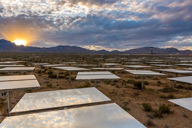 Slnečná tepelná elektráreň USA heliostatizuje slnko elektronicky Heliostats slnko elektronicky nastaviteľná moderná technológia