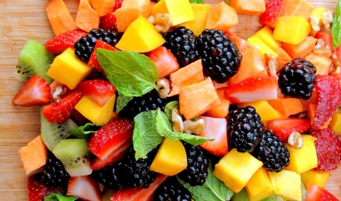 Ovocná diéta pri cukrovke je veľmi dôležitá ovocný šalát cukrovka černice jahody mäta mango