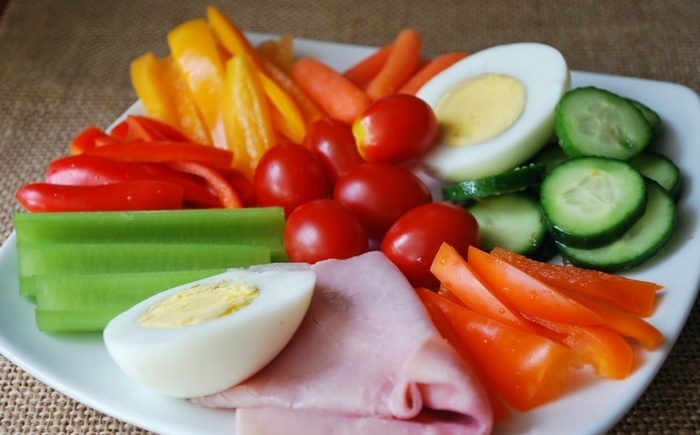 Diéta pri cukrovke - Po úvodnej fáze by mal jedálniček tvoriť 70% ovocia a zeleniny zeleninový pokrm cukrovka paradajky paprika uhorka vajíčko šunka