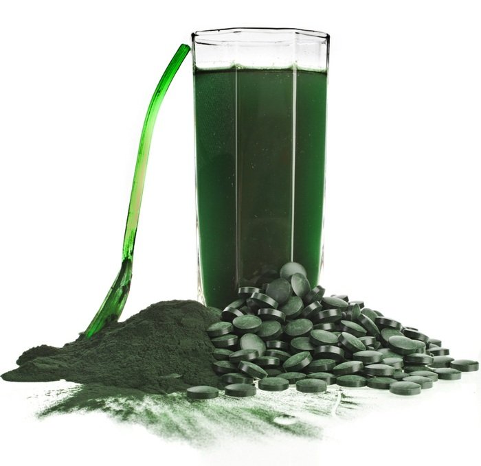 Riasa spirulina vo forme prášku a tabliet zdravé jedlo s riasami tablety spiruliny práškové smoothie