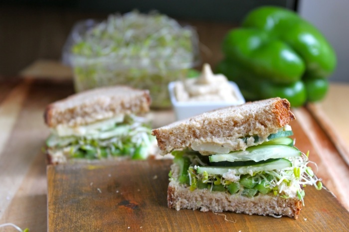 Na vegánsky sendvič použite sadenice vegetariánsky sendvič zeleninové klíčky sadenice paprikový chlieb