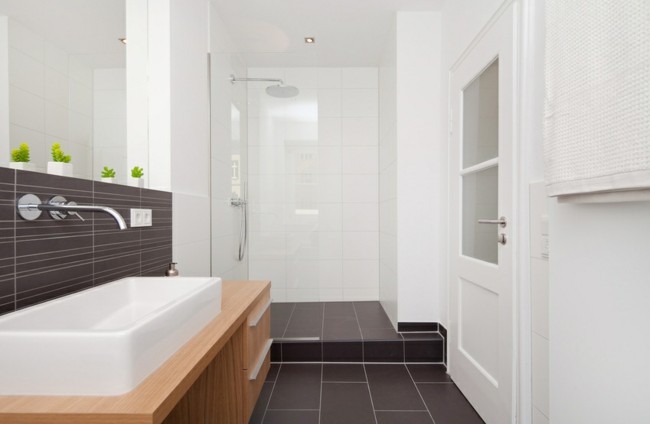 malá kúpeľňa zariadená nerezovými batériami z béžovej hnedej dlaždice