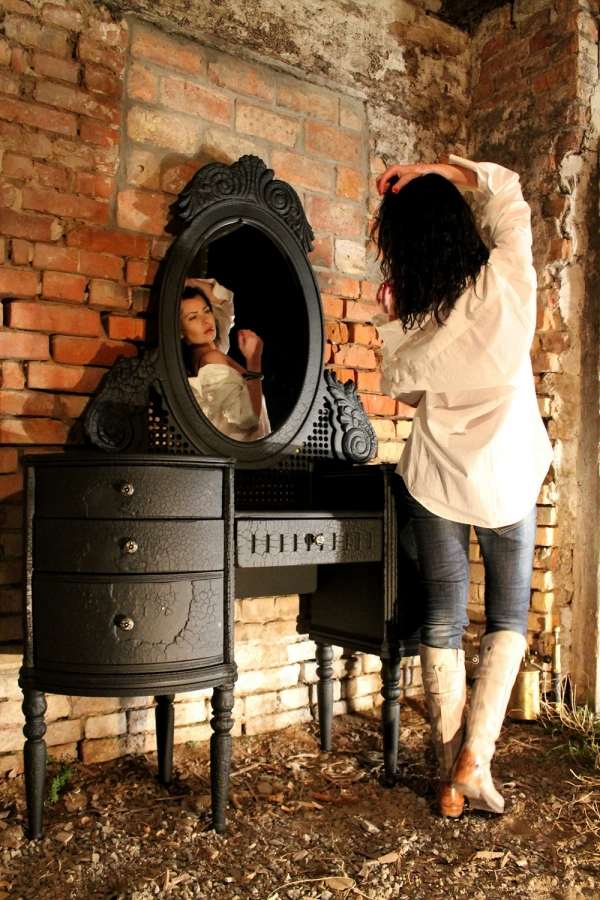 dizajnový nábytok unikátny efekt zuhoľnateného dreva Yaroslav Galant