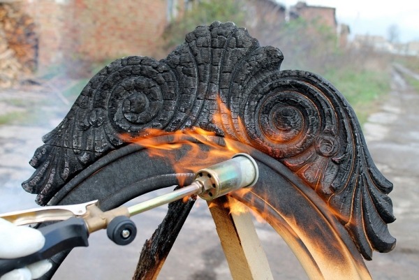 Dizajn toaletného stolíka s efektom spáleného dreva Jaroslavom Galantom