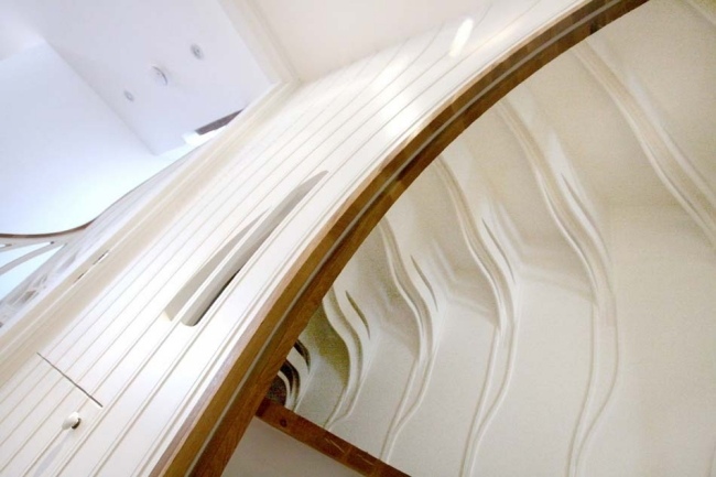 Kúpeľňový dizajn zakrivené hrany drevo biela hnedá Kúpeľňový dizajn zakrivené hrany bielo hnedé drevené schody