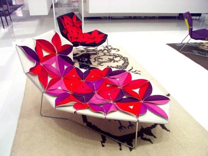 Lehátko a rozkladacia posteľ ANTIBODI s rámom z nehrdzavejúcej ocele a poťahom z vlnenej tkaniny Lehátko-kreslo-lehátko-ANTIBODI-patricia-urquiola-rám z nehrdzavejúcej ocele-tkanina-pvc-kvetinový vzor