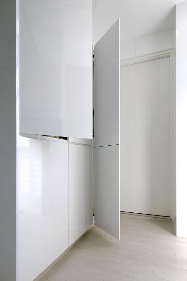 biela vstavaná skrinka úžasná rekonštrukcia bytu