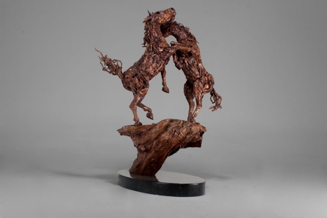 kôň boj sochárstvo drevo Bojové žrebce-james doran webb boj s koňom ilustrácia moderná plastika drevo Fighting Stallions james doran webb