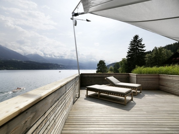 Energeticky úsporné ležadlá na strešnú terasu s drevenou terasou