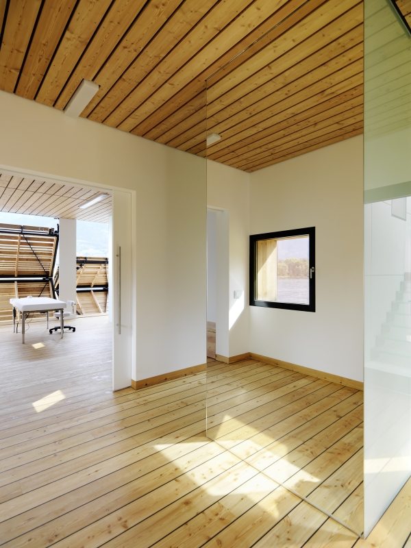 Svetlé izby lodenice pri jazere Millstatt v Korutánsku