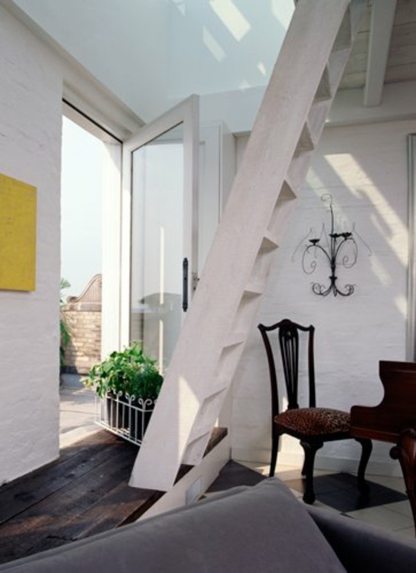 moderný podkrovný interiér-rebrík-horné poschodie