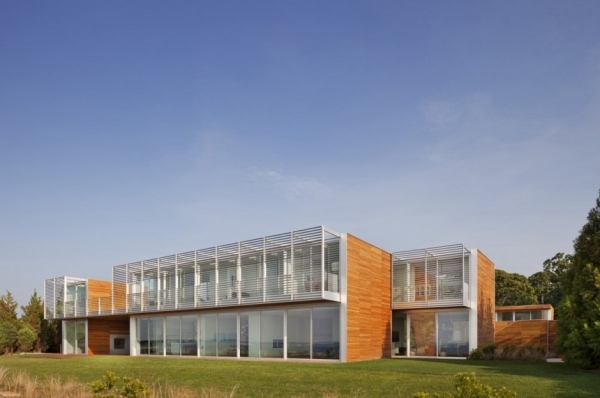 Moderný solídny dom s čelnými plochami strešného okna