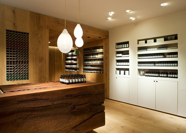 Regenerované poličky na strome-kozmetika-skrine-biela-farba