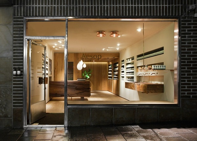 Sklenená výkladná skriňa obchodu Ezop