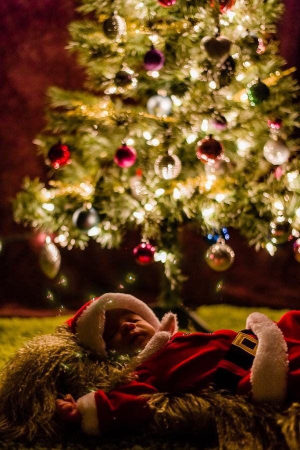 prvé Vianoce s dieťaťom oslavujú darčeky drobné dekorácie prvé Vianoce s dieťaťom oslavujúce drobné darčeky