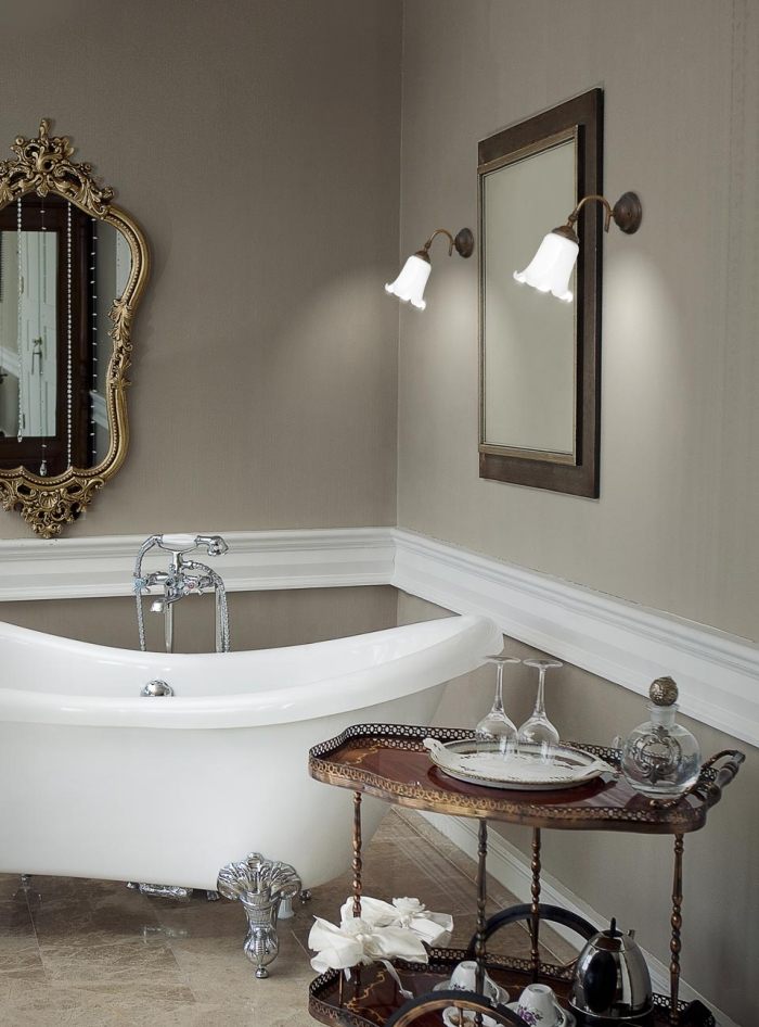 osvetlenie do kúpelne-nástenné-svetlá-kvetinový-dizajn-voľne stojaca-vaňa