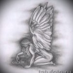 Angyal tetoválás vázlat - lány térden néz a vízbe