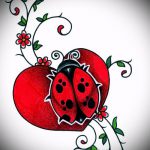 vázlat a katicabogár tetoválásról 580 -as számmal - a minta érdekes változata, amely jól használható átalakítására és tetoválásként való alkalmazására egy katicabogár kezén