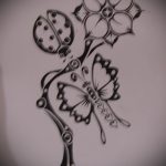 vázlat a katicabogár tetoválásról a 116 -os számmal - a minta érdekes változata, amely könnyen használható felülvizsgálathoz és katicabogár -tetováláshoz egy lány számára