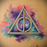 a halálos ereklyék tetoválásának 195. vázlata a minta érdekes változata, amely sikeresen használható a halálos ereklyék feldolgozására és felhelyezésére a karra tetoválásként