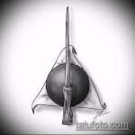 vázlat a halálos ereklyék tetoválásáról № 241 - a minta exkluzív változata, amely jól használható a halálos ereklyék megváltoztatására és a nyakra való felhelyezésére tetoválásként