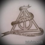 a halálos ereklyék tetoválásának vázlata №806 a minta klassz változata, amely sikeresen használható a halálos ereklyék átalakítására és felhelyezésére az alkarra tetoválásként