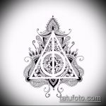 a halálos ereklyék tetoválásának 43. vázlata a minta érdekes változata, amely sikeresen felhasználható a combon lévő halálos ereklyék átalakítására és tetoválásként történő alkalmazására