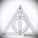 vázlat a Halál ereklyéi tetoválásról № 185 - a minta egyedi változata, amely jól használható a Halál ereklyéinek a fül mögötti feldolgozásához és tetoválásához