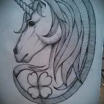 egyszarvú tetoválási vázlat №270 - a minta exkluzív változata, amely könnyen használható változtatásra és tetoválásként való felhasználásra egyszarvú szárnyakkal