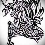 Az egyszarvú tetoválás vázlata # 626 a minta méltó változata, amely jól használható átalakítására és egyszarvú tetoválásként történő alkalmazására a combon