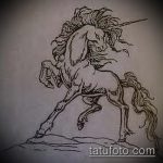 egyszarvú tetoválási vázlat №212 - a minta exkluzív változata, amely sikeresen használható az egyszarvú vicces tetováláshoz való átalakítására és alkalmazására