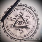 vázlat egy szemtetoválásról egy háromszögben № 990 - a kép méltó változata, amely jól használható a szem tetoválásává alakításához és felhelyezéséhez egy ökölben lévő háromszögben